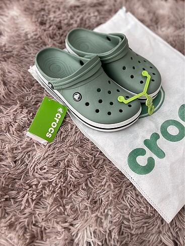 Askılı etiketli poşetli crocs