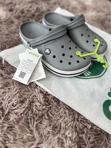 Askılı etiketli toz torbalı crocs