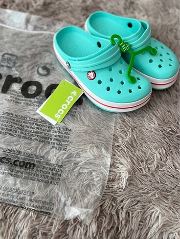 Turkuaz askılı etiketli poşetli crocs
