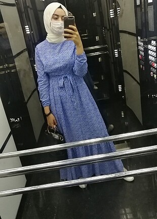 Mavi papatyalı elbise