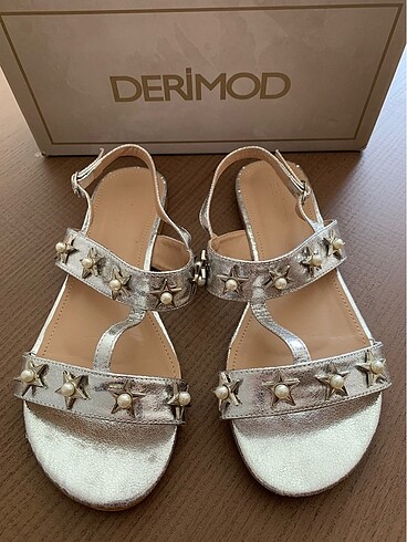 Derimod Metalik Gümüş Yıldız Taşlı Sandalet