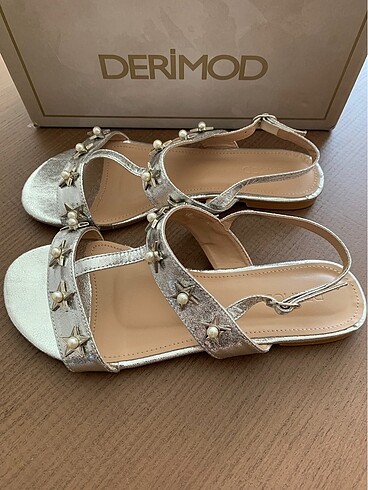Derimod Derimod Metalik Gümüş Yıldız Taşlı Sandalet