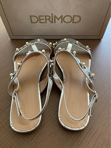 38 Beden Derimod Metalik Gümüş Yıldız Taşlı Sandalet