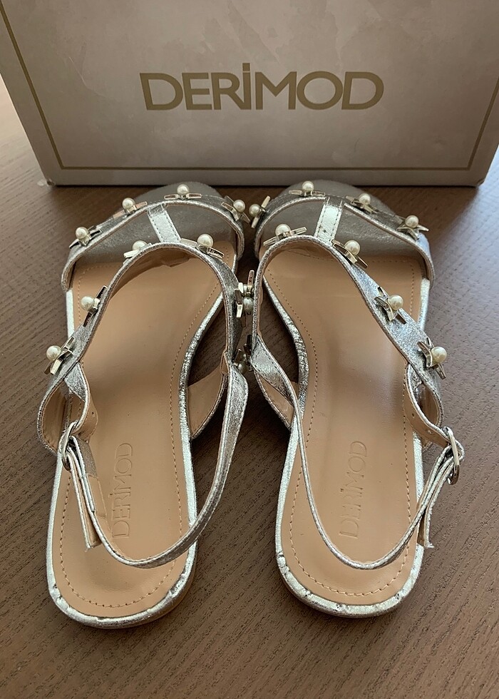Derimod Metalik Gümüş Yıldız Taşlı Sandalet - Görsel 3