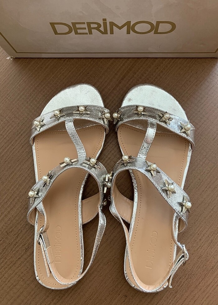 Derimod Metalik Gümüş Yıldız Taşlı Sandalet - Görsel 4