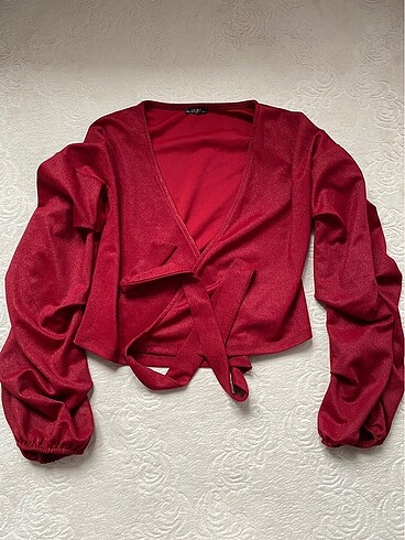 Kırmızı bağlamalı parlak kumaş bluz