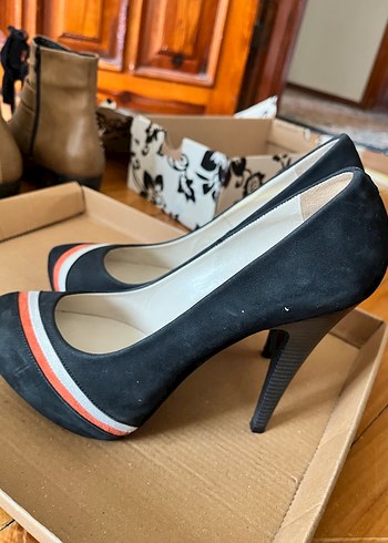 Siyah Baskılı Modern Klasik Topuklu Ayakkabı - Görsel 2