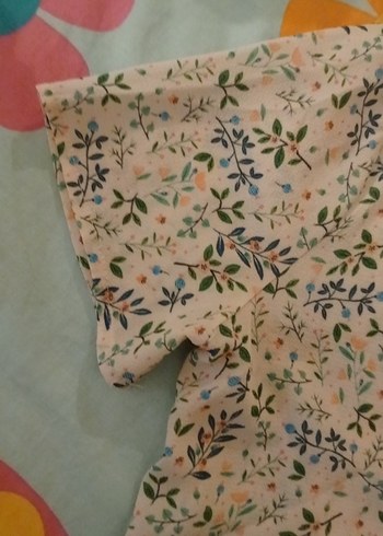 V yaka, düğmeli, kısa kollu bej gömlek - Görsel 3