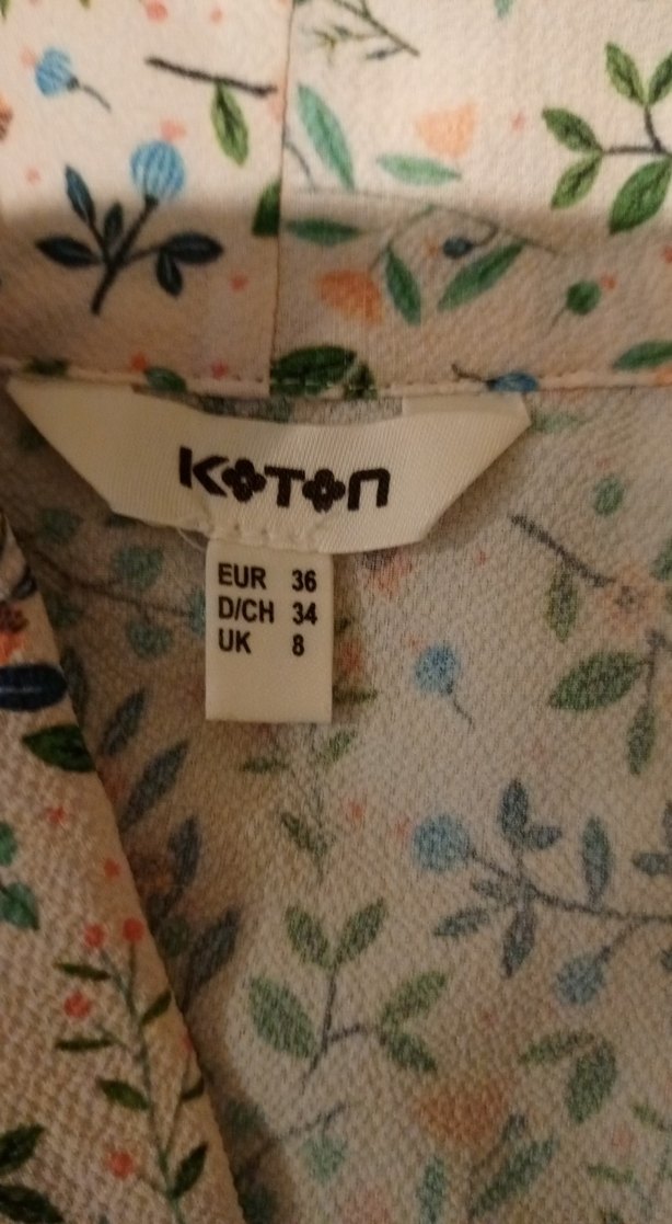 V yaka, düğmeli, kısa kollu bej gömlek - Görsel 2