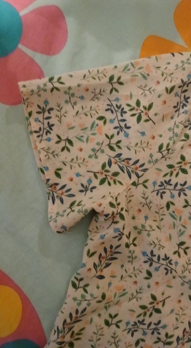 V yaka, düğmeli, kısa kollu bej gömlek - Görsel 3