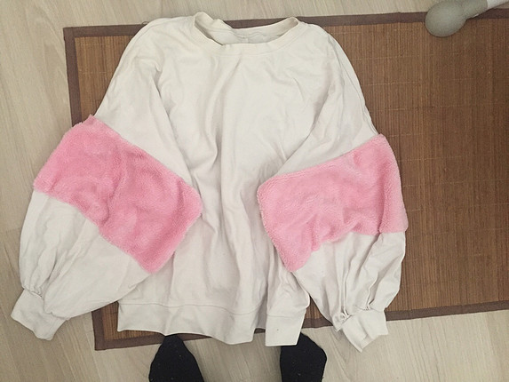 Pembe Polar kollu beyaz sweatshirt