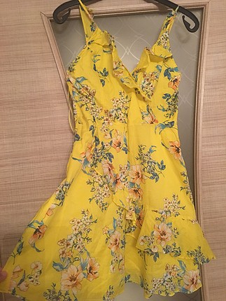 36 Beden Mango sarı çiçekli mini çok şık elbise