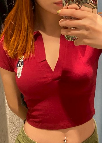 Kırmızı V Yakalı Düğmeli Crop Top - Görsel 3