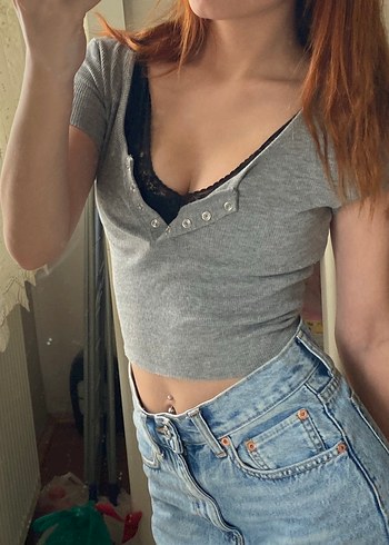 Gri Düğmeli V Yaka Kısa Kollu Crop Top