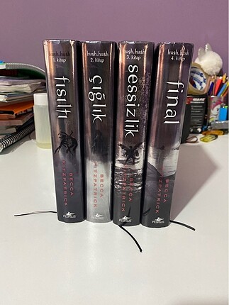 Hush hush roman seri
