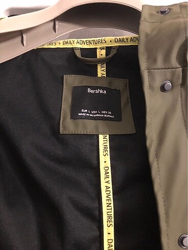 l Beden haki Renk Bershka Yağmurluk