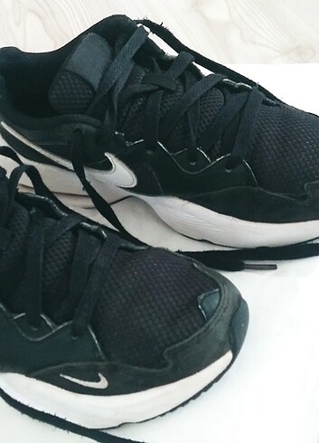 Nike Orjinal nike mağza malı 35.5 numara spor ayakkabı