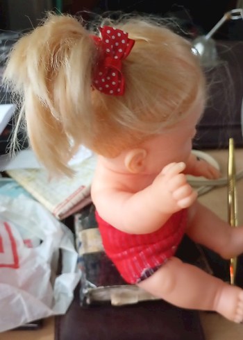 Kırmızı Elbiseli konuşan Bebek - Görsel 4