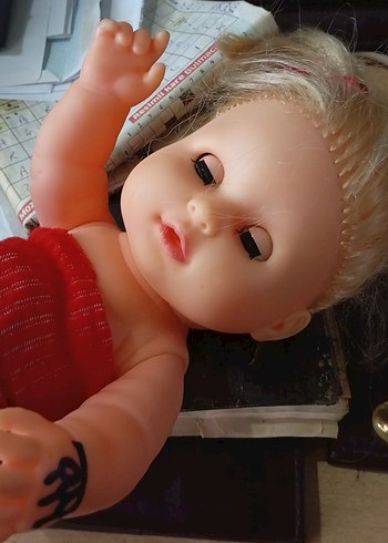 Kırmızı Elbiseli konuşan Bebek - Görsel 5