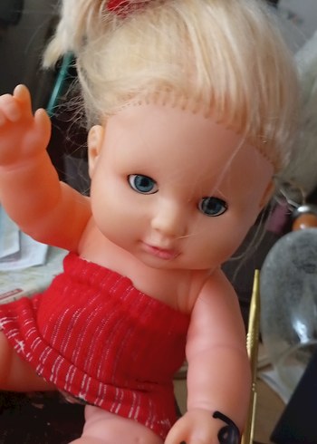 Kırmızı Elbiseli konuşan Bebek - Görsel 3