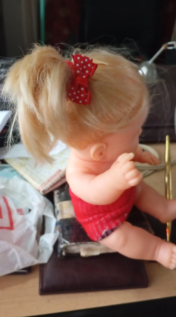 Kırmızı Elbiseli konuşan Bebek - Görsel 4