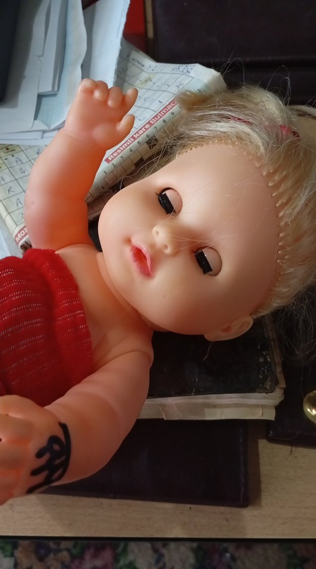 Kırmızı Elbiseli konuşan Bebek - Görsel 5