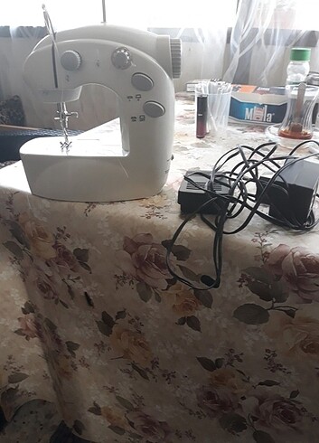 Mini dikiş makinesi.