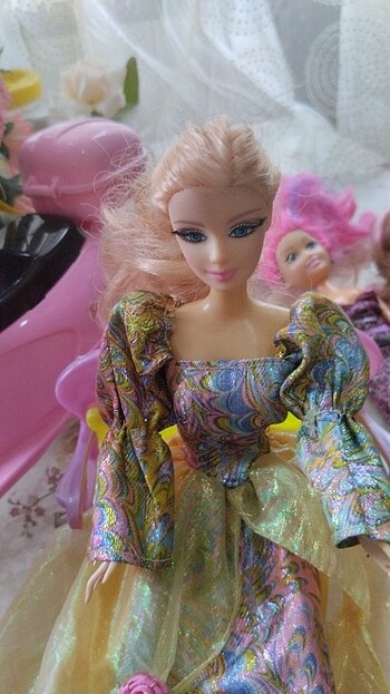 Barbie Kirpikli Barbie.