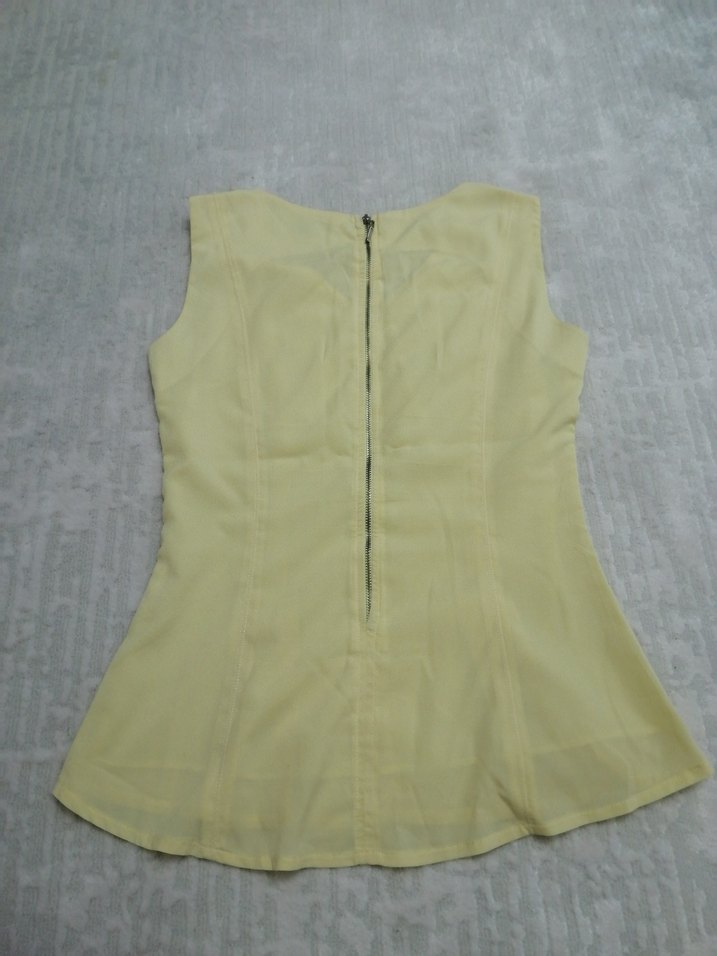 Sarı Piliseli Kolsuz V Yakalı Kadın Bluz - Görsel 4