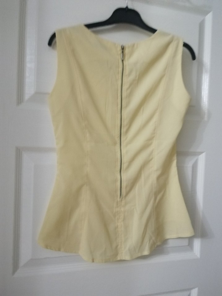 Sarı Piliseli Kolsuz V Yakalı Kadın Bluz - Görsel 3