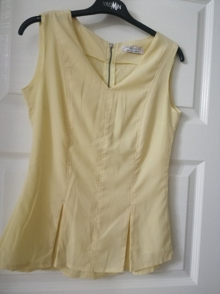 Sarı Piliseli Kolsuz V Yakalı Kadın Bluz - Görsel 2