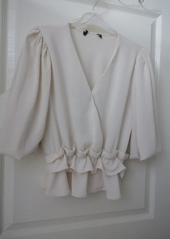 V yaka fırfırlı kısa sentetik bluz - Görsel 2