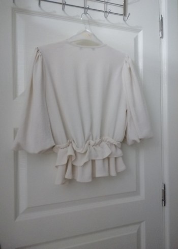 V yaka fırfırlı kısa sentetik bluz - Görsel 3