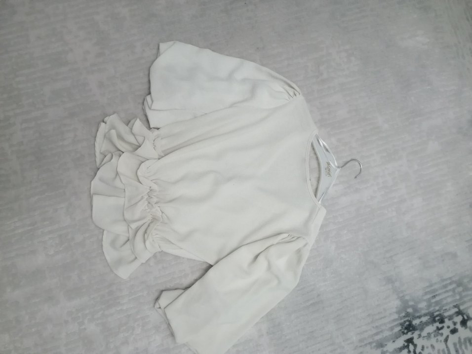 V yaka fırfırlı kısa sentetik bluz - Görsel 4