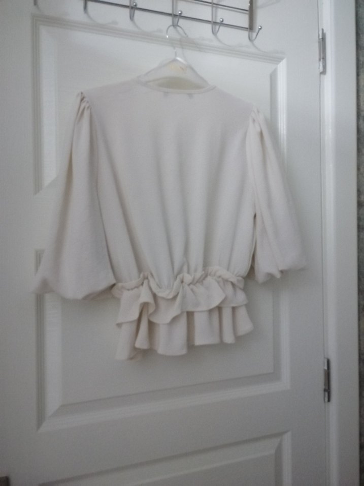 V yaka fırfırlı kısa sentetik bluz - Görsel 3