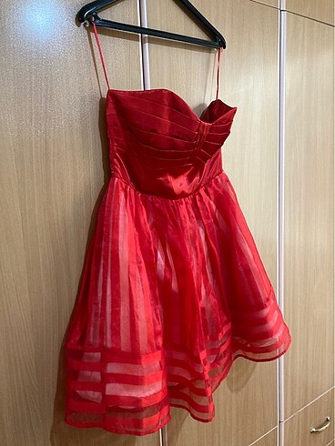 Kırmızı saten ve şifon straplez elbise