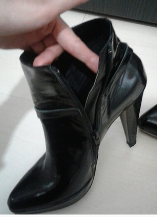 siyah topuklu ayakkabi