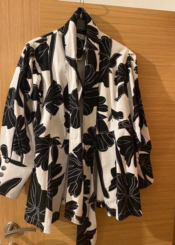 Siyah Desenli Kuşaklı Ceket - Görsel 2