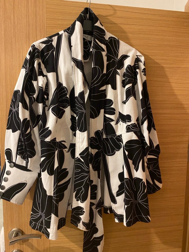 Siyah Desenli Kuşaklı Ceket - Görsel 2