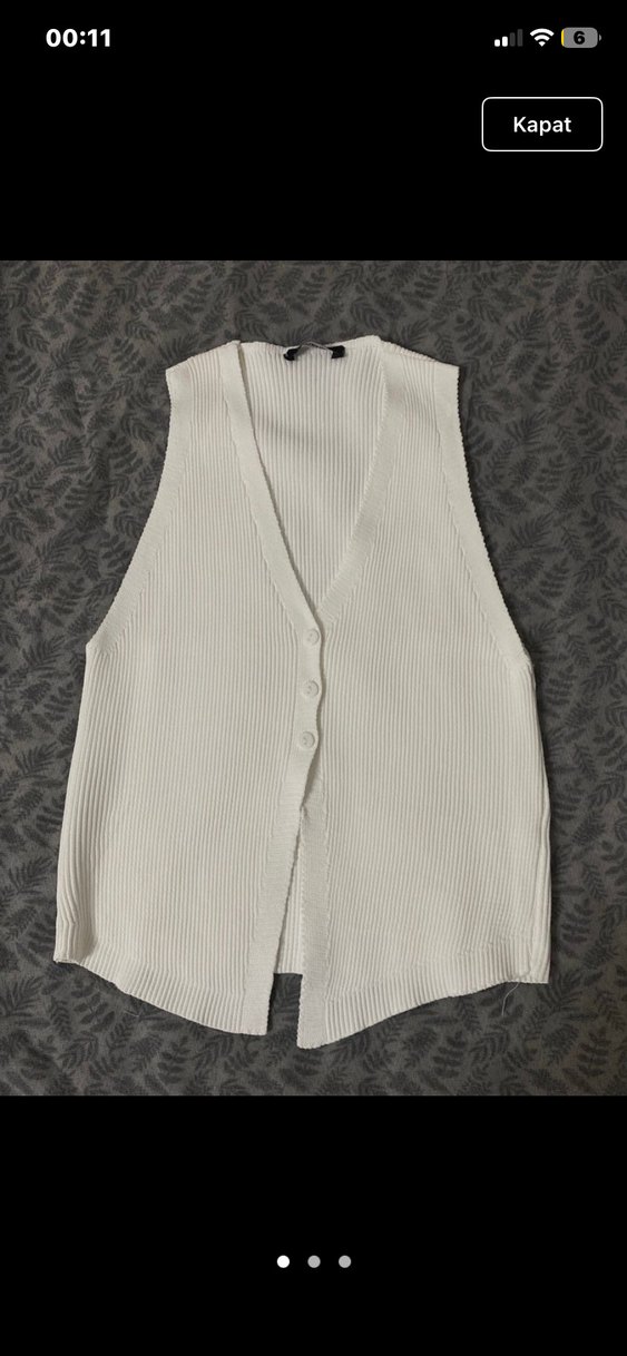 Düğmeli Beyaz V Yaka Crop Top - Görsel 2