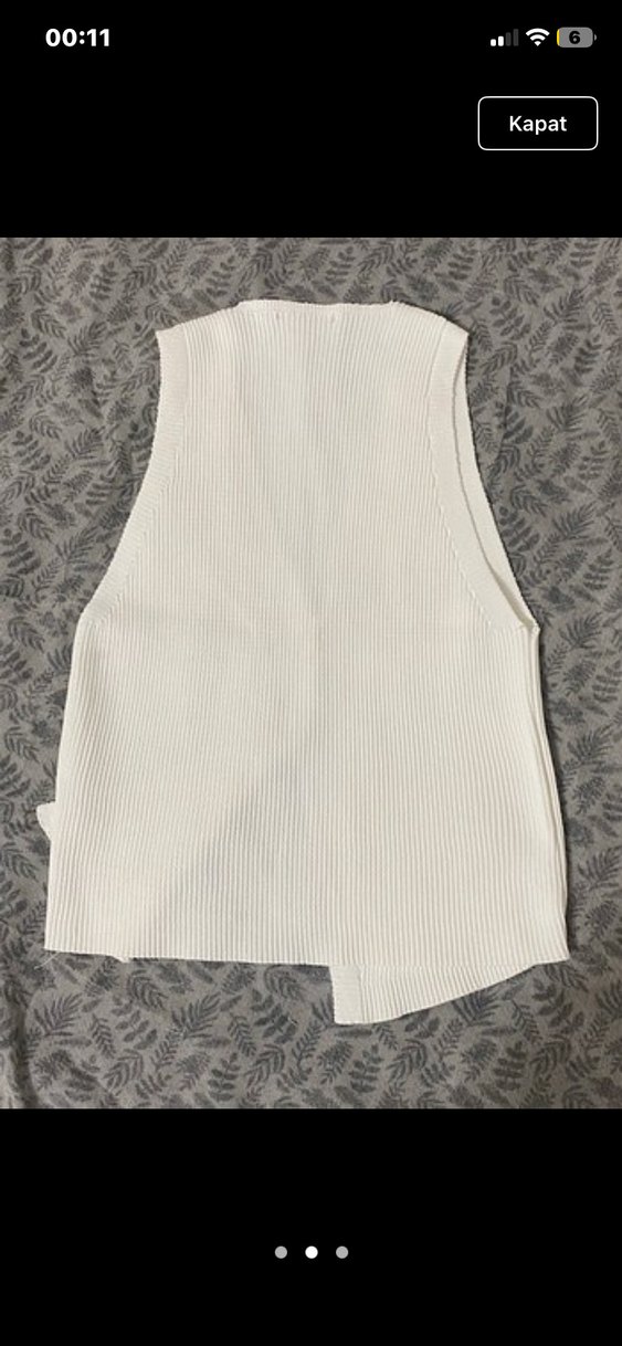 Düğmeli Beyaz V Yaka Crop Top - Görsel 3