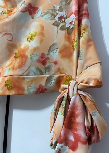 Çiçek Desenli Kolsuz Bluz - Görsel 3