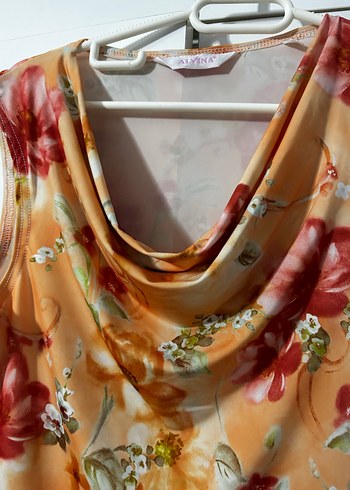 Çiçek Desenli Kolsuz Bluz - Görsel 2