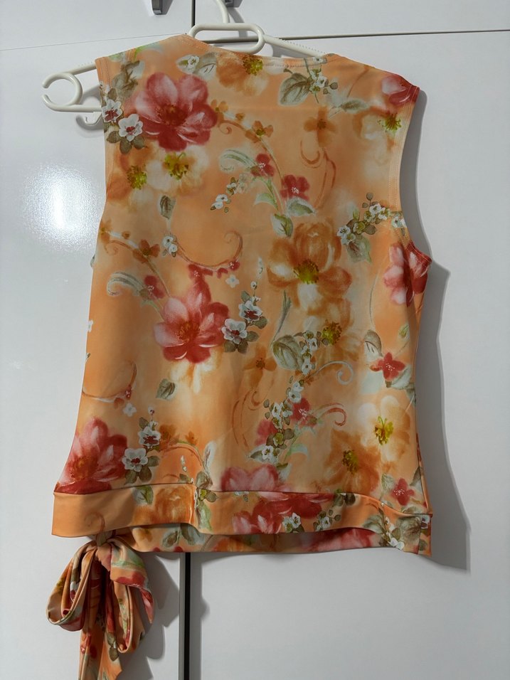 Çiçek Desenli Kolsuz Bluz - Görsel 4