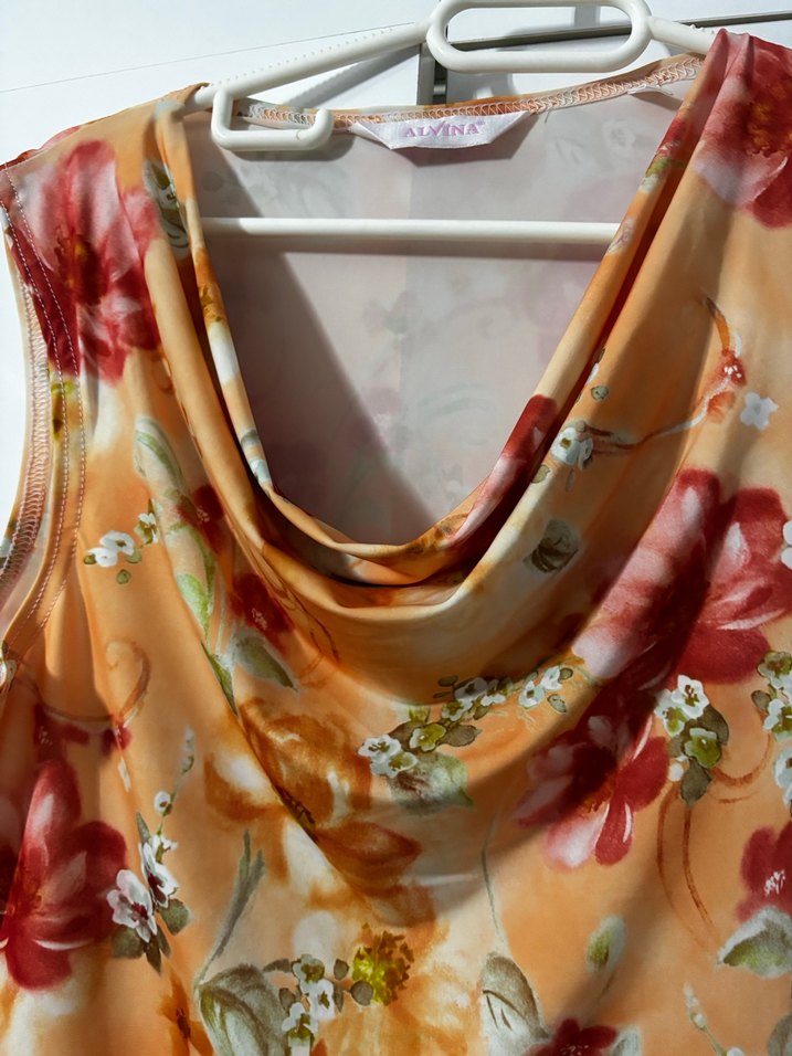 Çiçek Desenli Kolsuz Bluz - Görsel 2