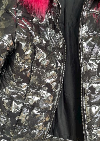 Kürk Detaylı Kısa Kapüşonlu Kadın Kışlık Mont - Görsel 3