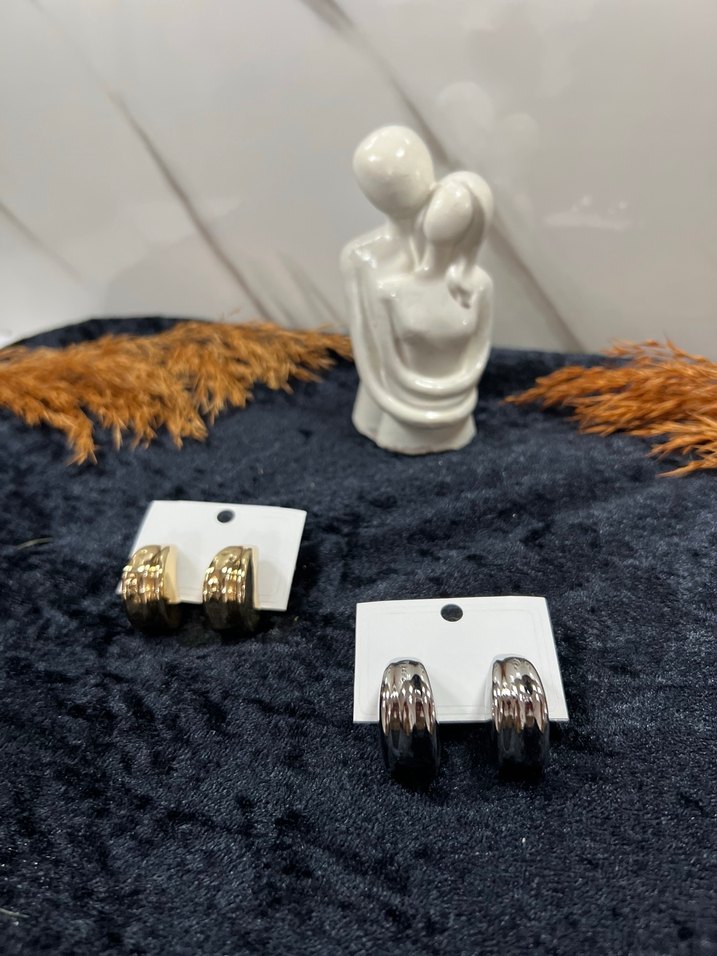 Altın Renkli Yılan Desenli Mini Küpeler - Görsel 2