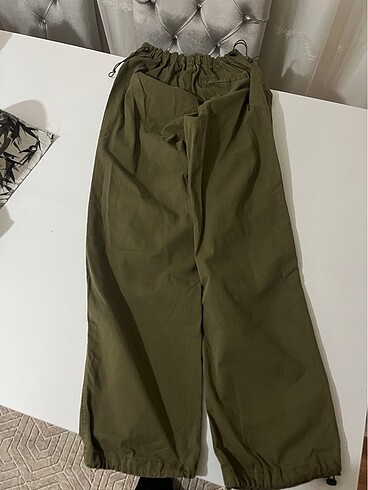 Bershka Beli ve Paçası Lastikli Paraşüt Pantolon