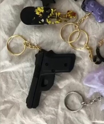 Siyah silah anahtarlık
