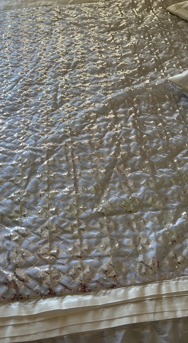 İşlemeli Parlak Beyaz Yatak Örtüsü - Görsel 3